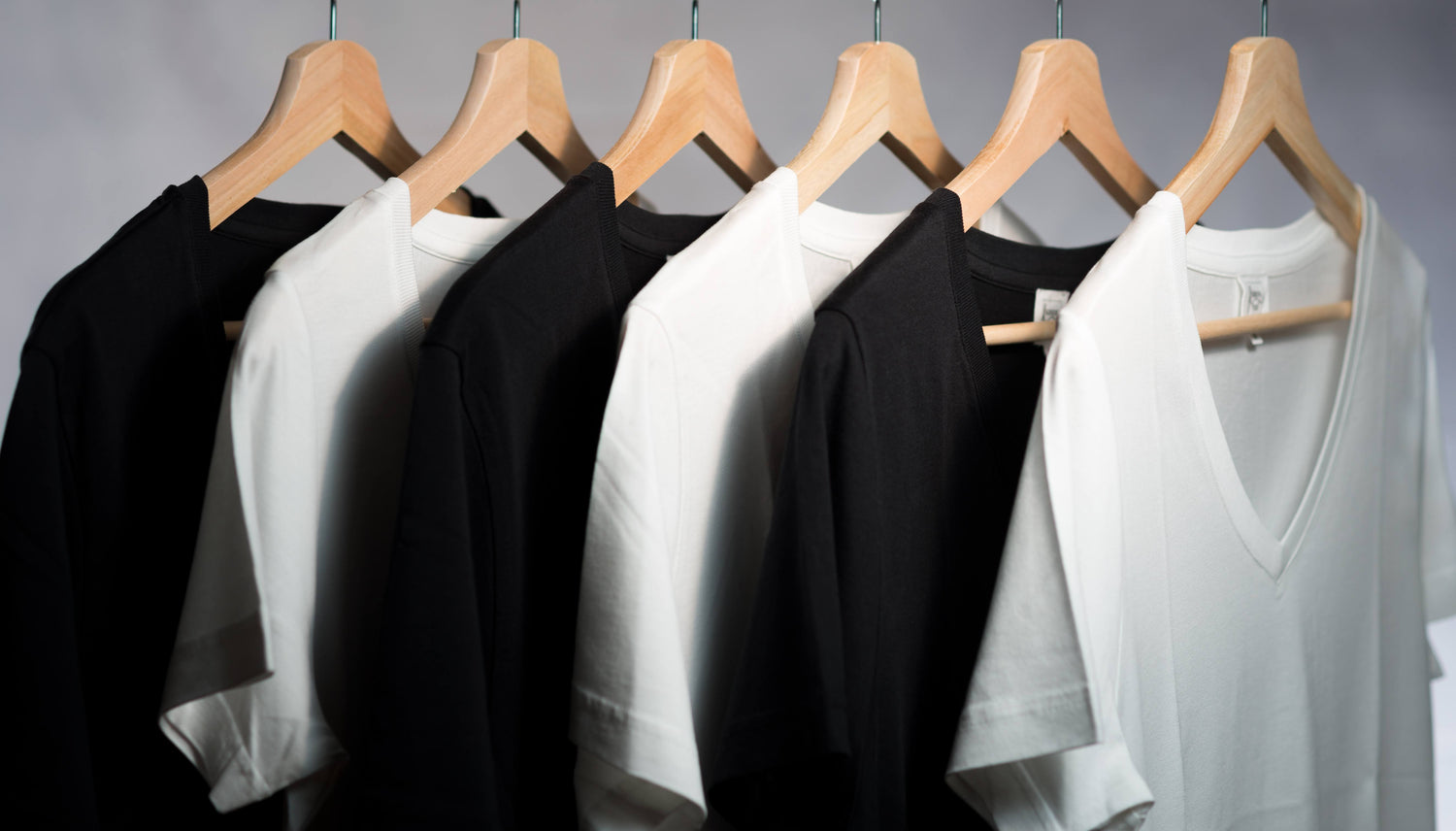 schwarze und weiße lyocell shirt hängen am bügel
