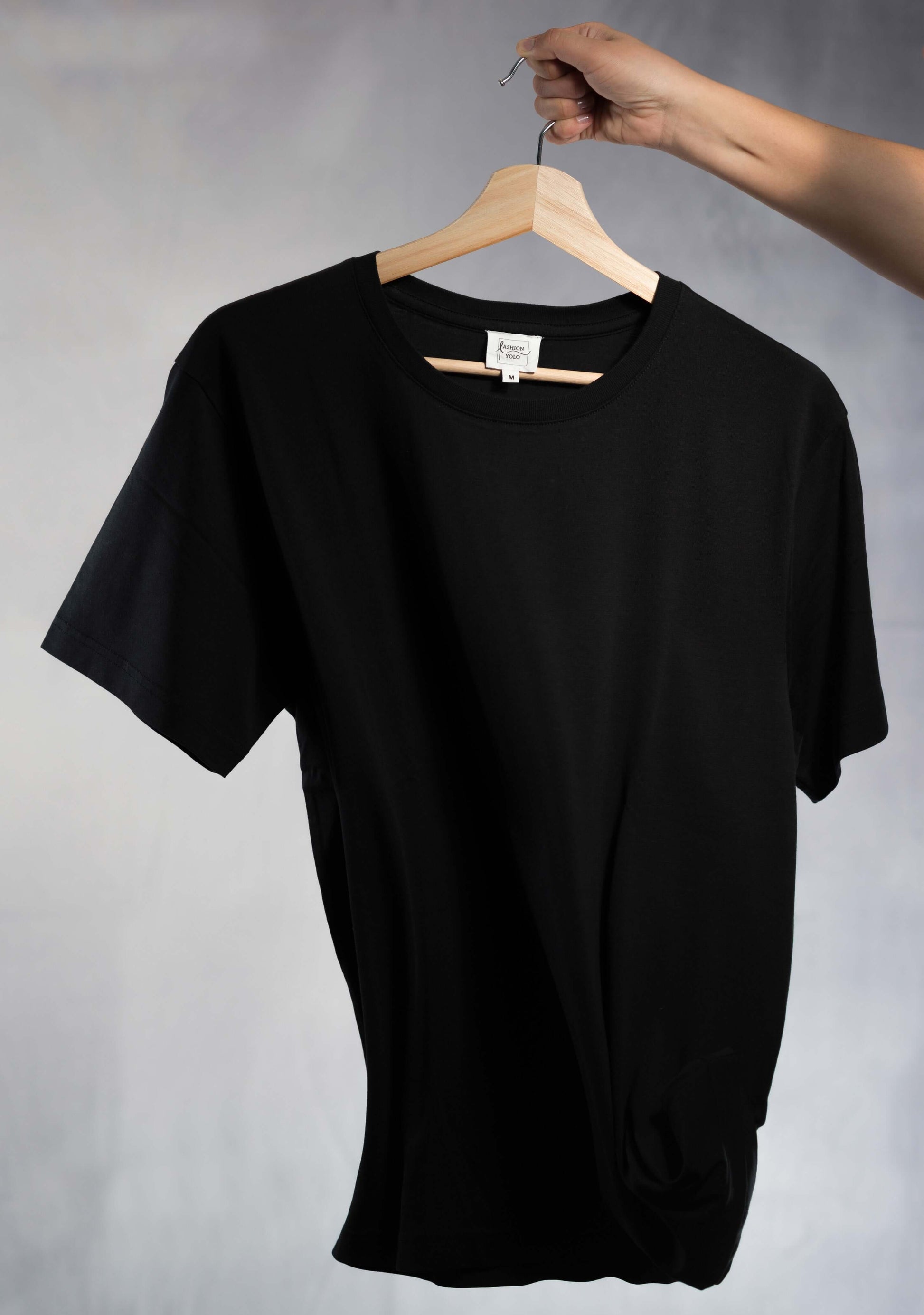 schwarzes lyocell shirt am bügel in bewegung