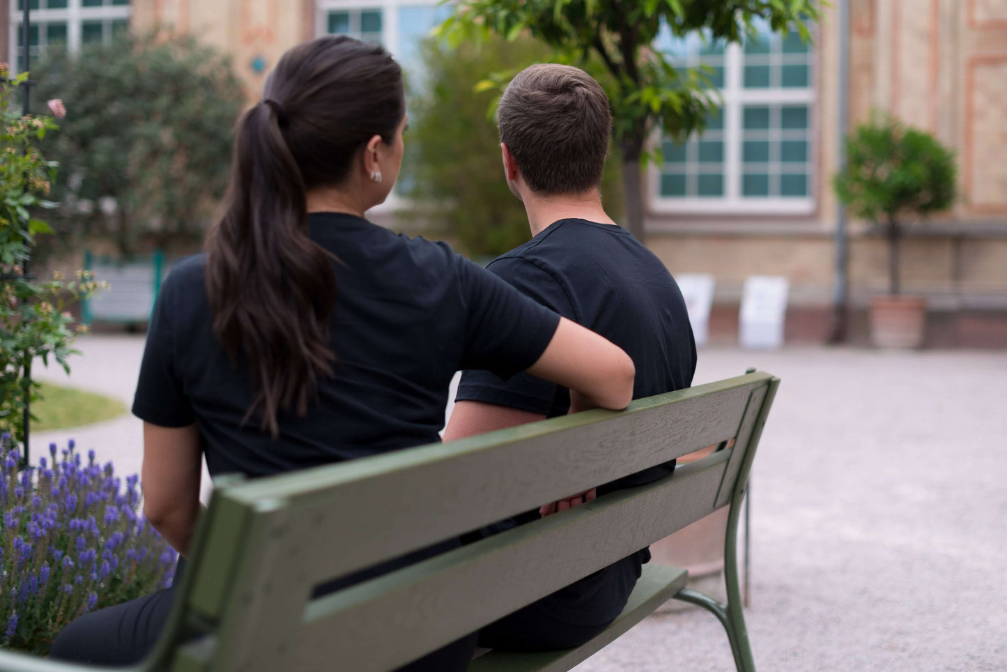 mann und frau auf einer parkbank mit schwarzem lyocell shirt