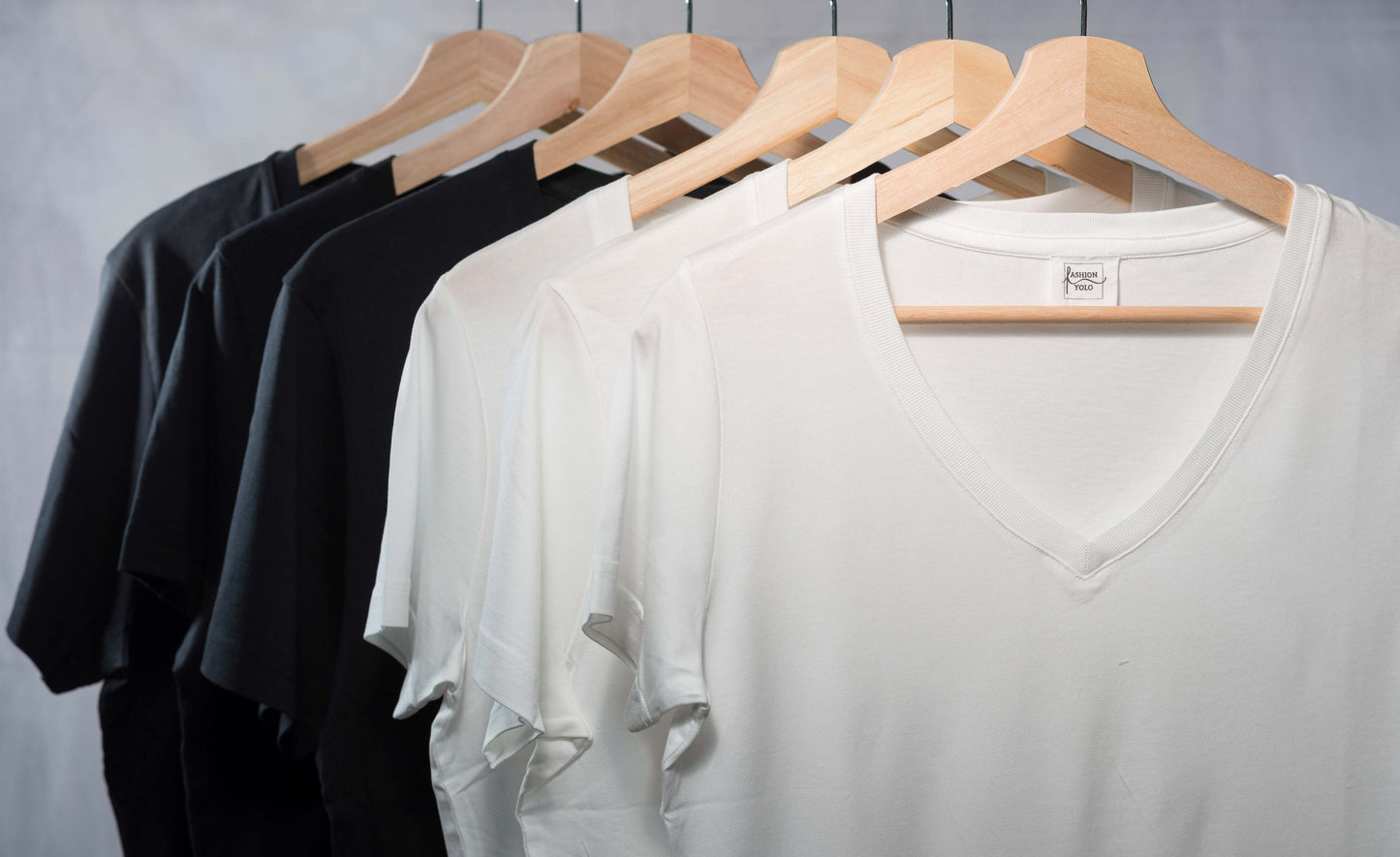 schwarze und weiße lyocell shirts an bügeln