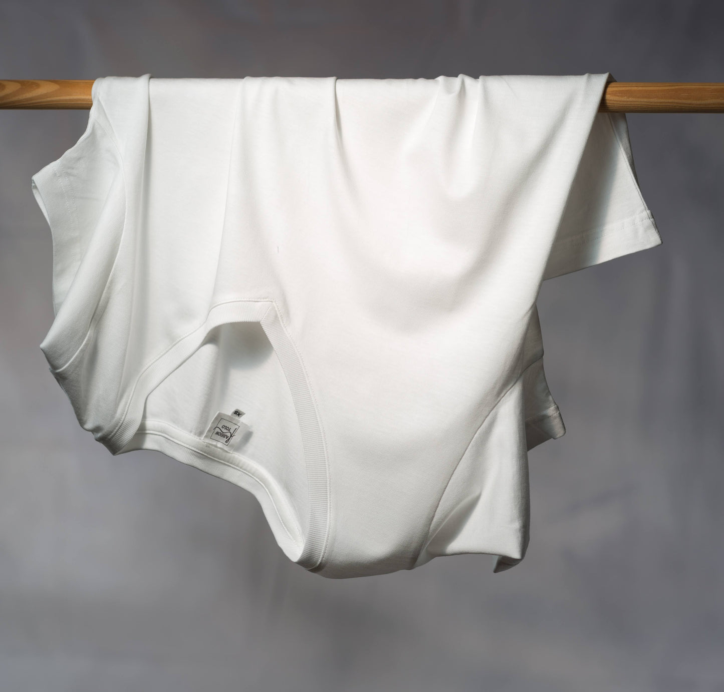 weißes lyocell shirt hängt über einem stock