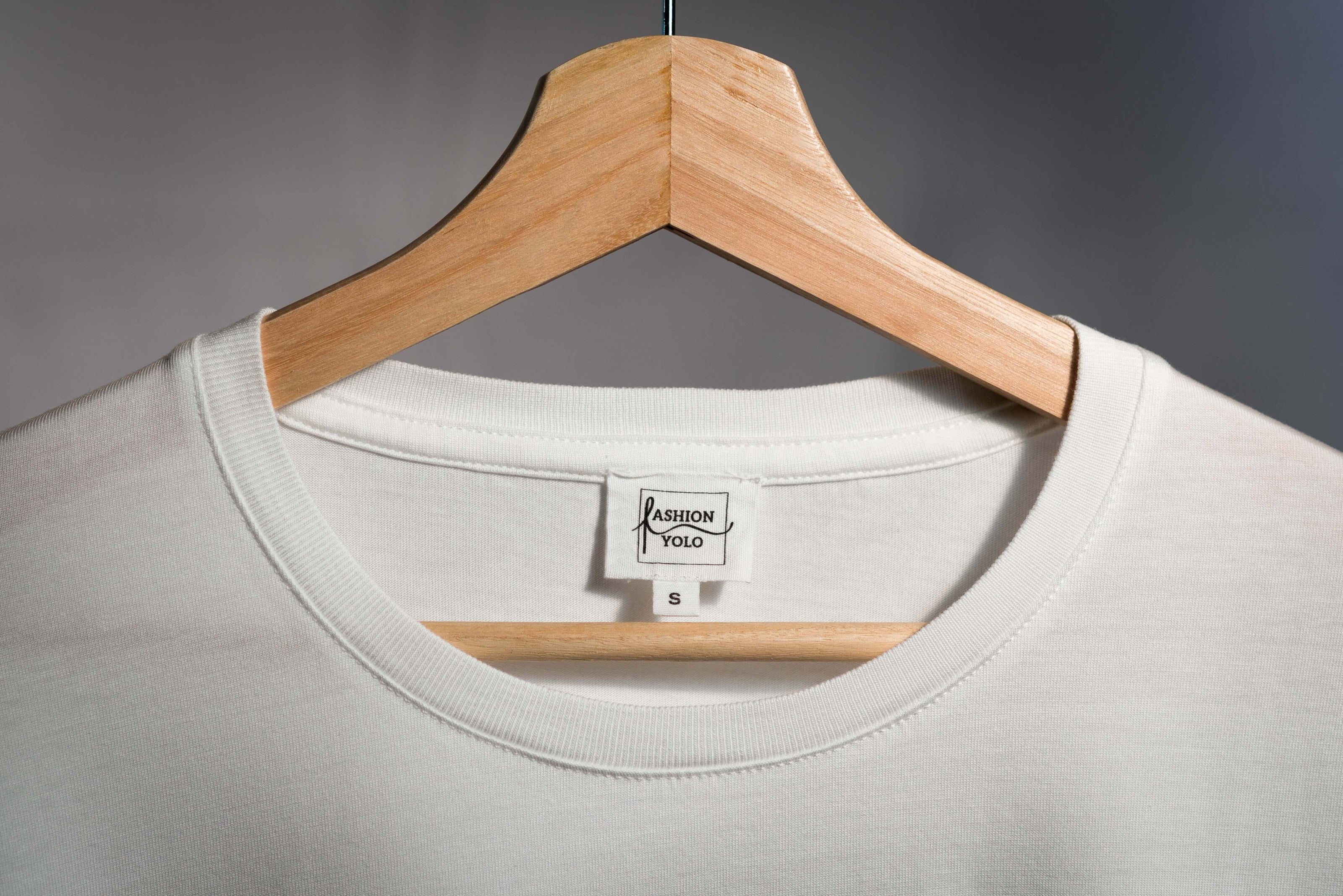 weißes lyocell shirt am bügel