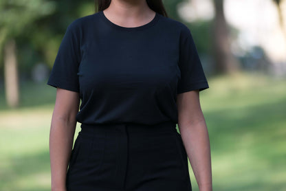 frau mit schwarzem lyocell shirt im park