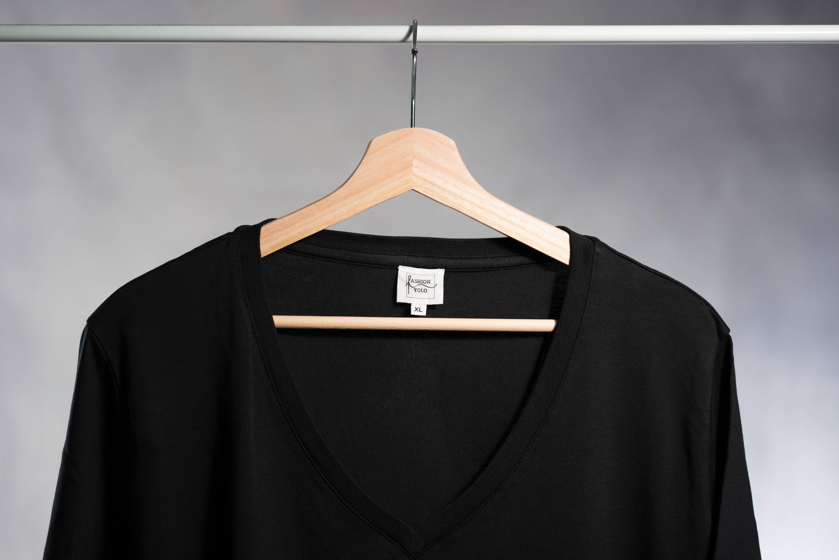 schwarzes lyocell shirt hängt am bügel