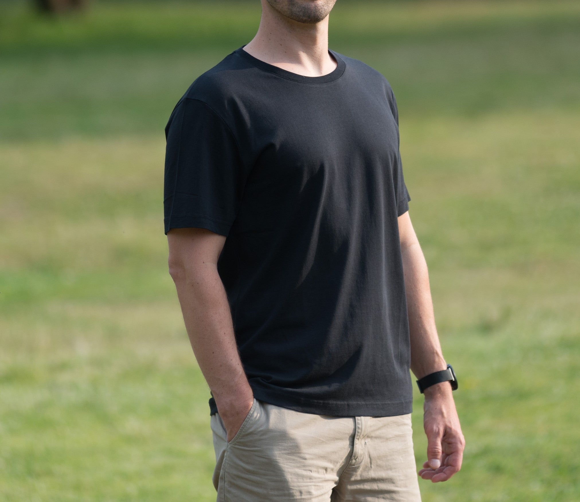 mann mit schwarzem lyocell shirt im park 